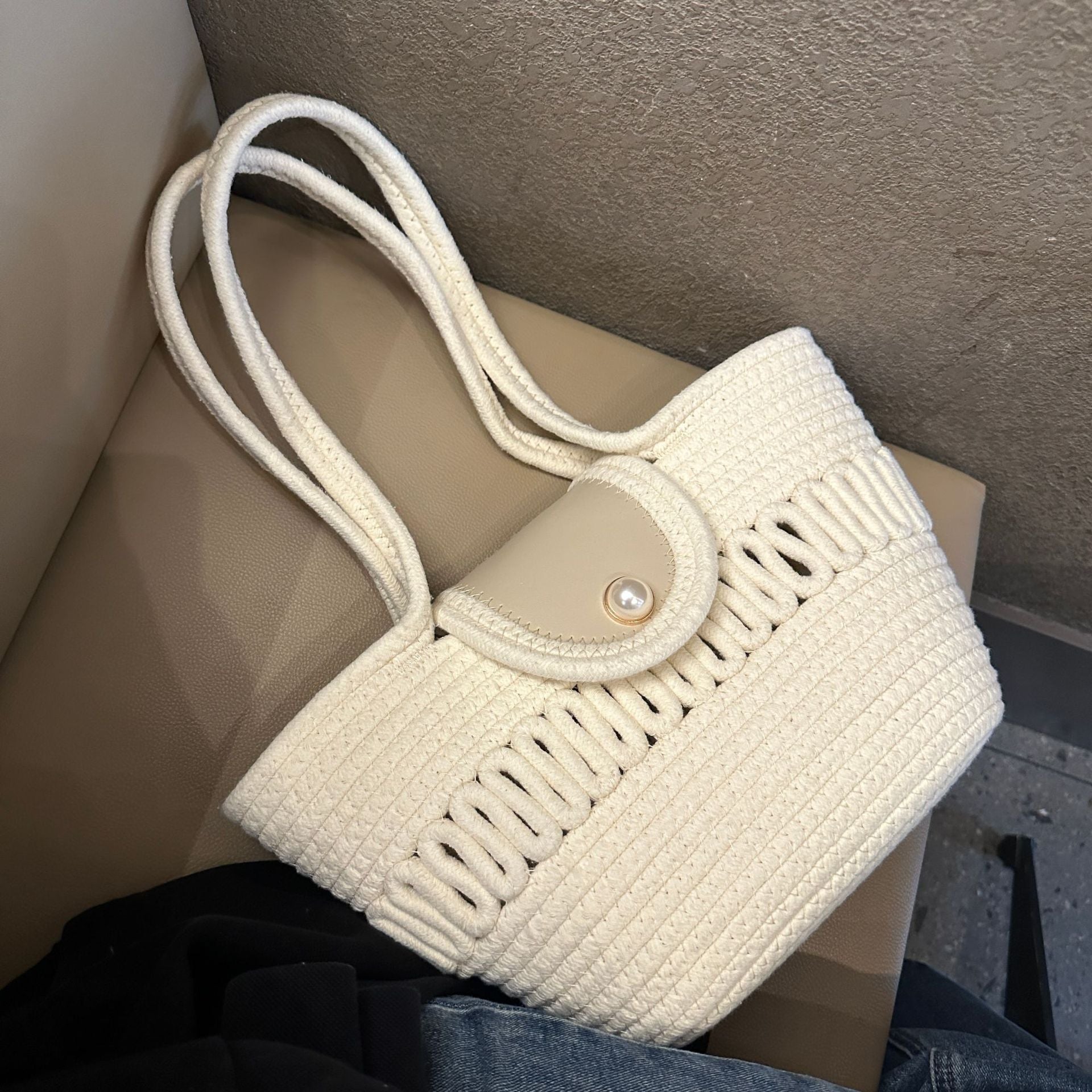 Borsa intrecciata colorata da donna con interno spazioso