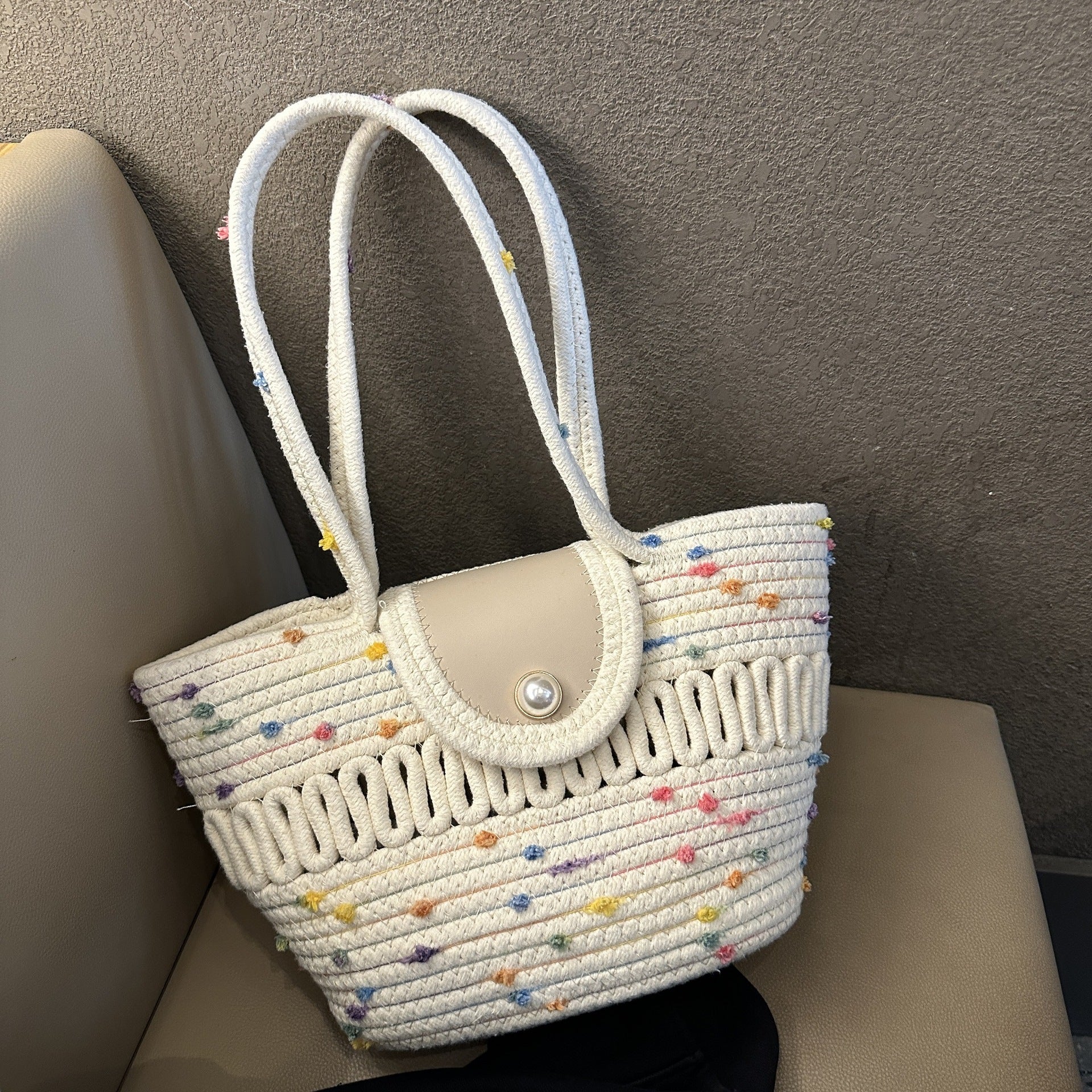 Borsa intrecciata colorata da donna con interno spazioso