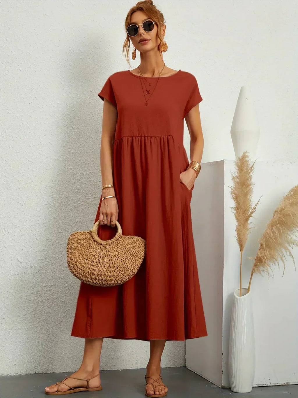 Anna | Abito Midi dalla Linea Relaxed Manica Corta Marrone