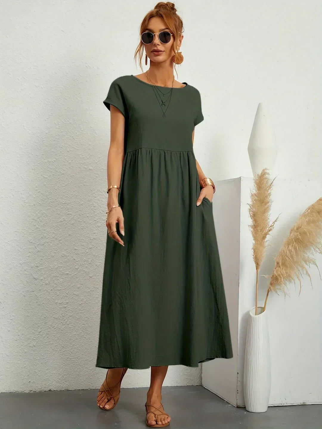 Anna | Abito Midi dalla Linea Relaxed Manica Corta Verde Militare