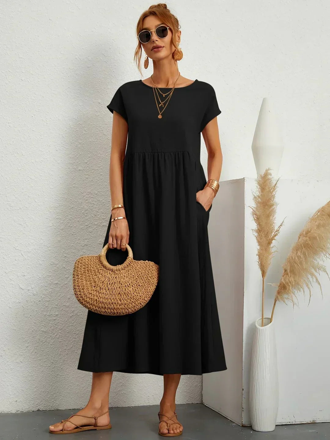 Anna | Abito Midi dalla Linea Relaxed Manica Corta Nero
