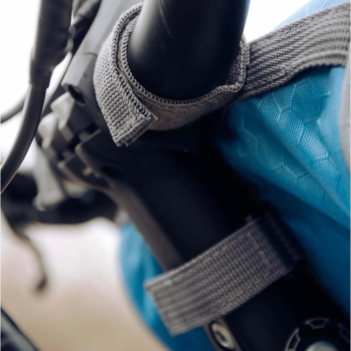 Bike Handlebar Bag with Touchscreen Phone Holder and Zippered Compartment - Image 9