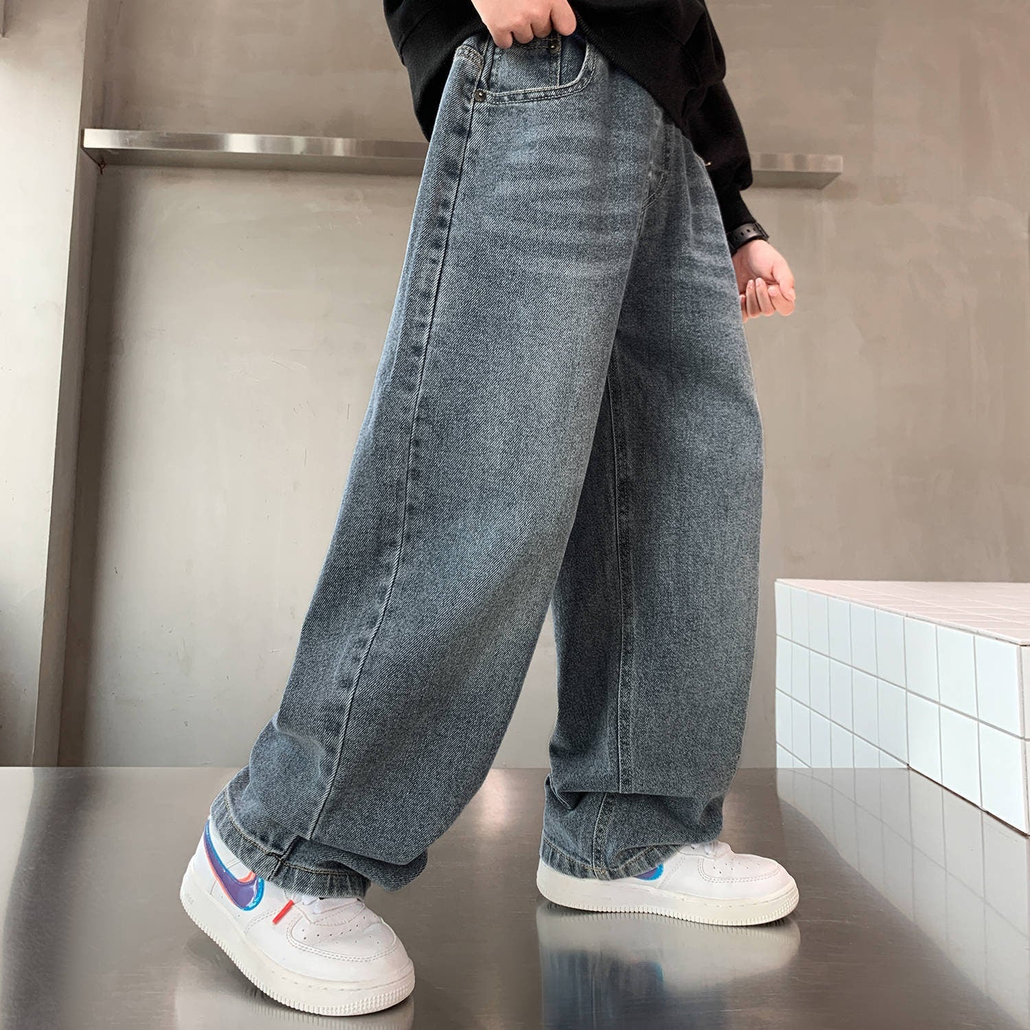Men's Baggy Wide Leg Jeans with Faded Wash and Oversized Fit - Image 2