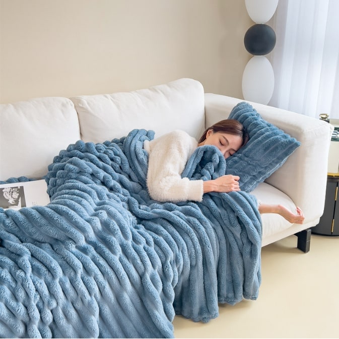 Soft Faux Fur Blanket with Plush Throw Design Ribbed Texture and Matching Pillowcase - Image 4