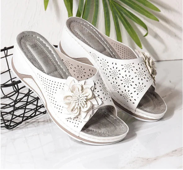 Vittoria | Ciabatte Donna con Zeppa e Fiore Decorativo Bianco