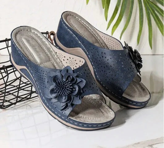 Vittoria | Ciabatte Donna con Zeppa e Fiore Decorativo Blu